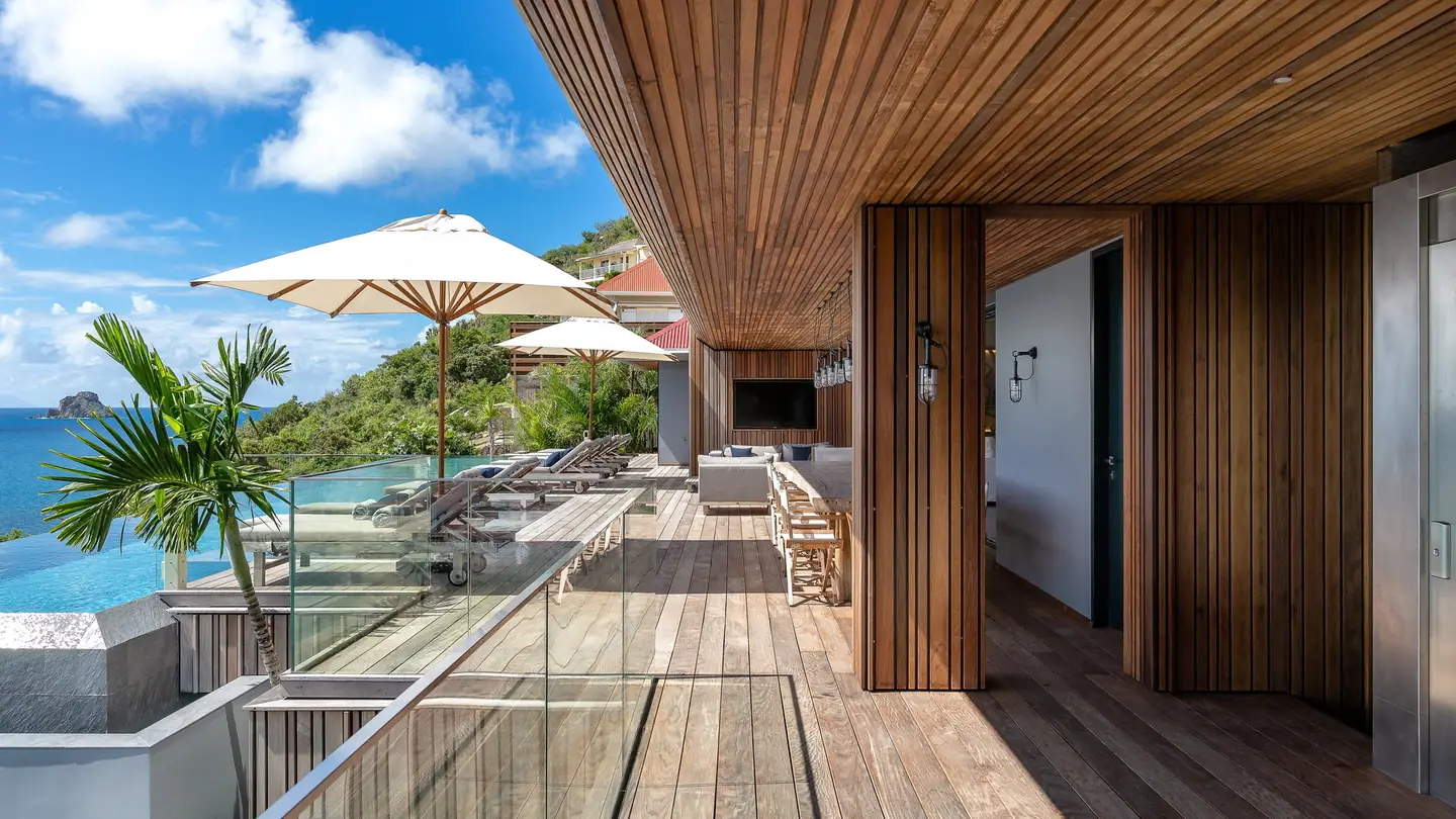 June, extérieurs, Saint-Barthélemy