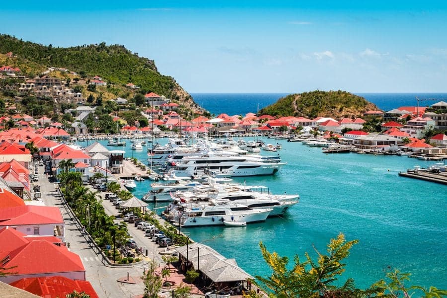 Vue sur le port et les toits de Gustavia à Saint-Barth