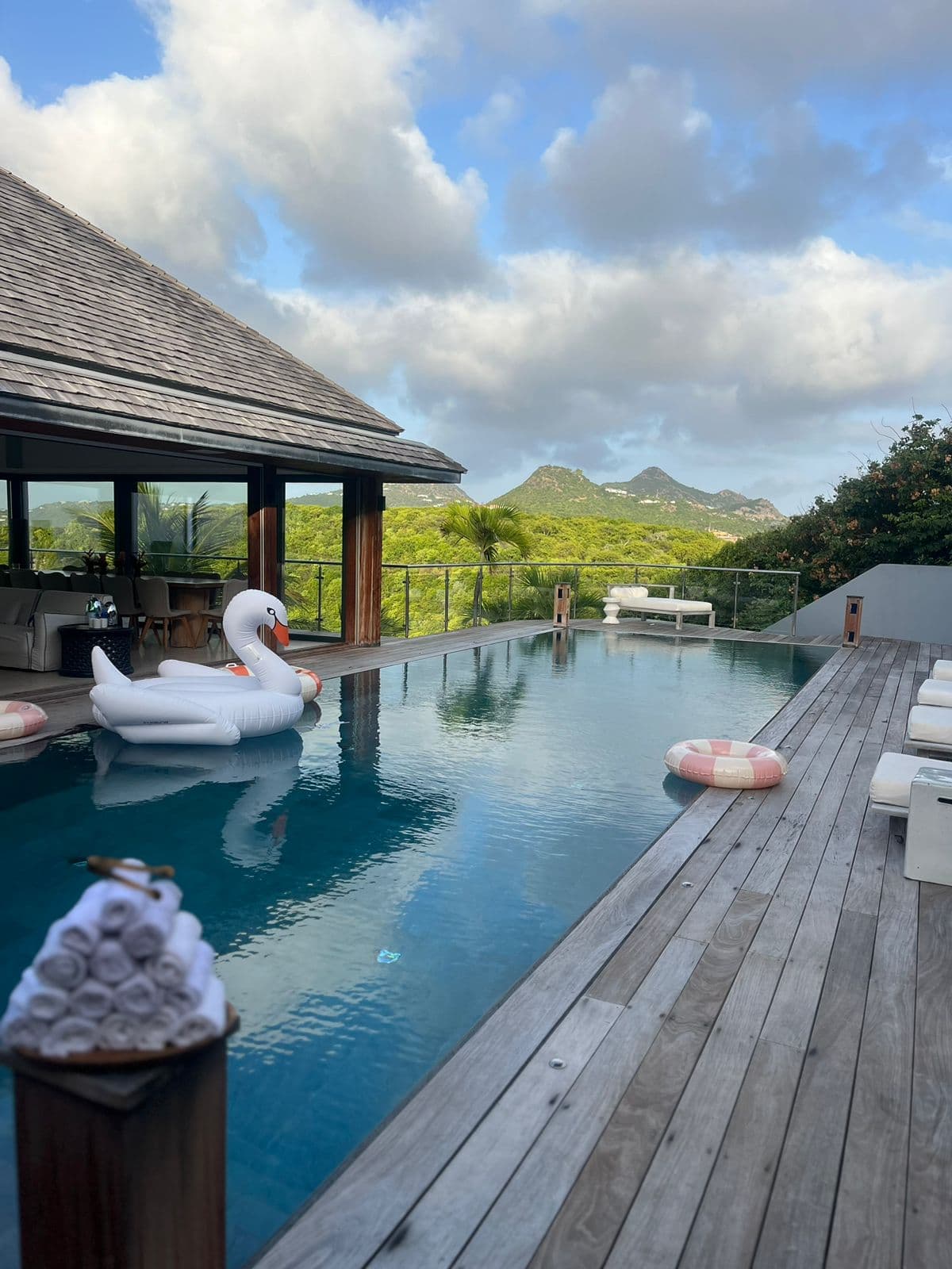 Piscine et terrasse de villa avec vue dégagée
