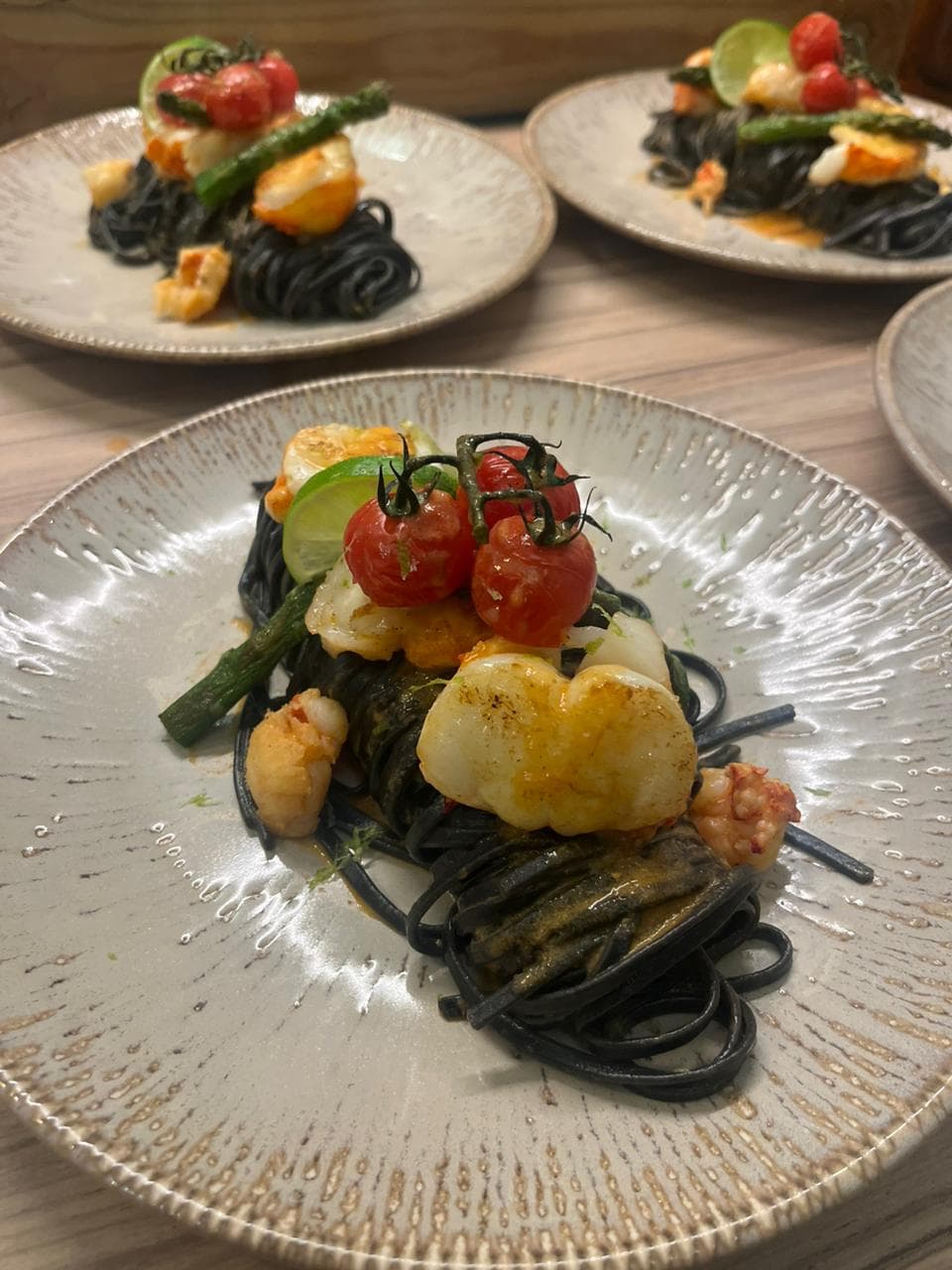 Assiette servie pendant un dîner privé en villa