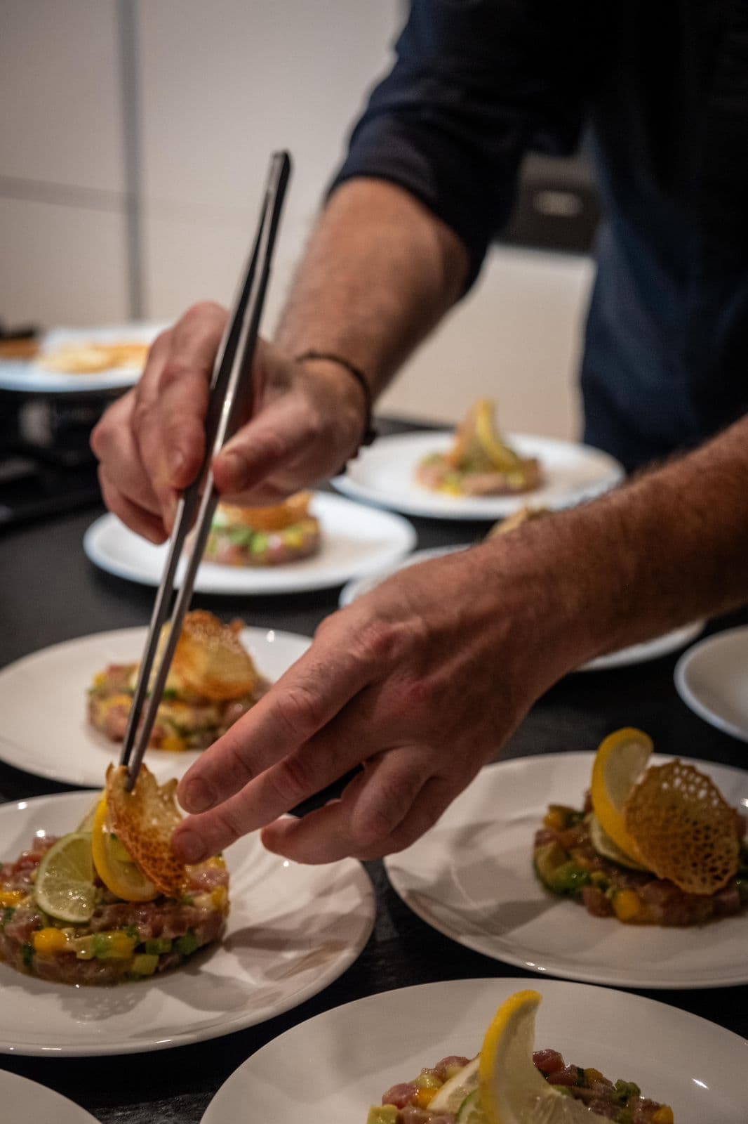 Chef préparant des pièces cocktail pour un événement privé