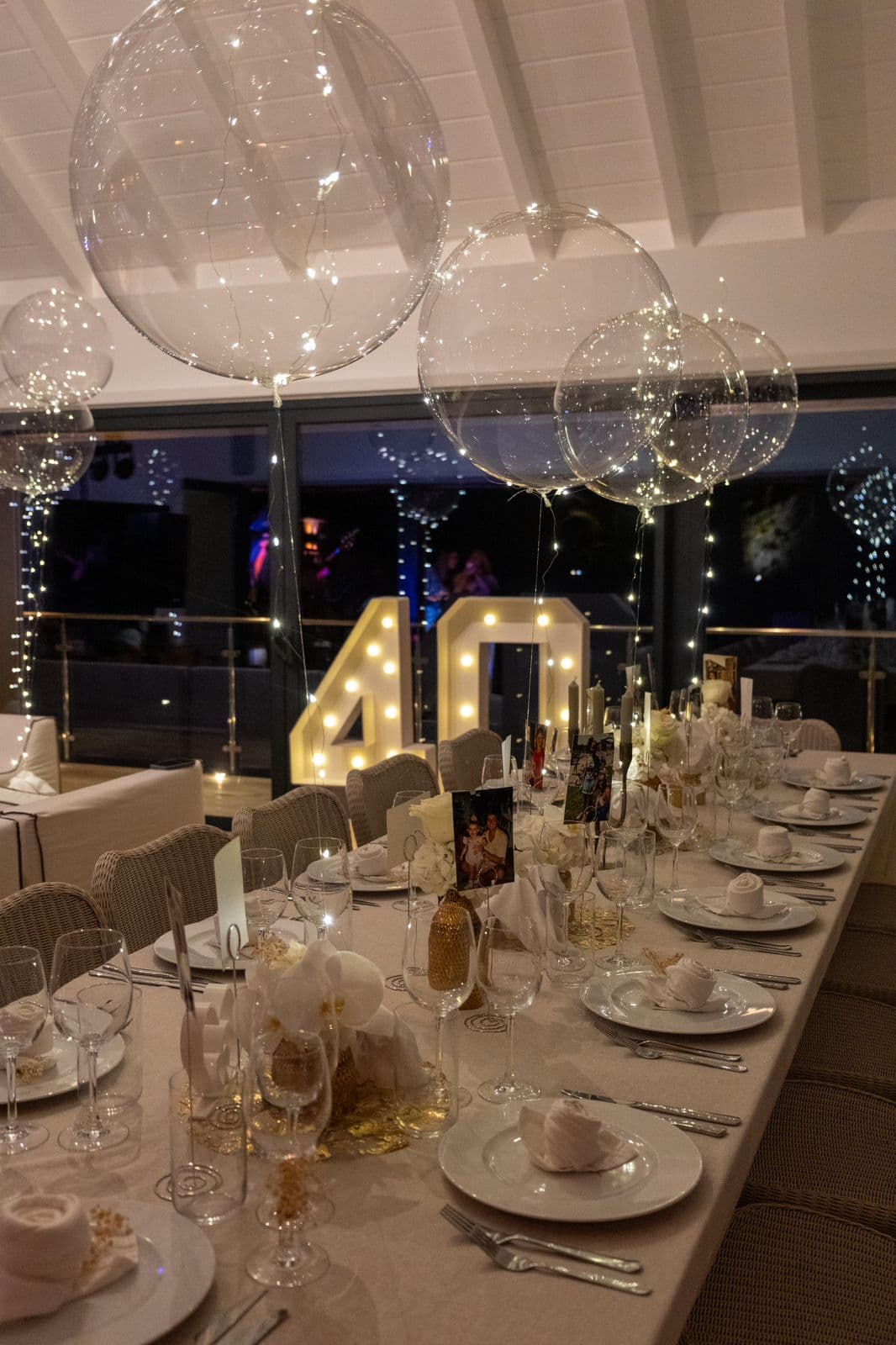 Table événementielle dorée sous tente pour une célébration