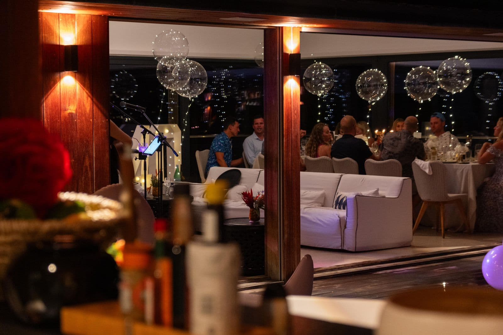 Réception privée en terrasse au début de soirée