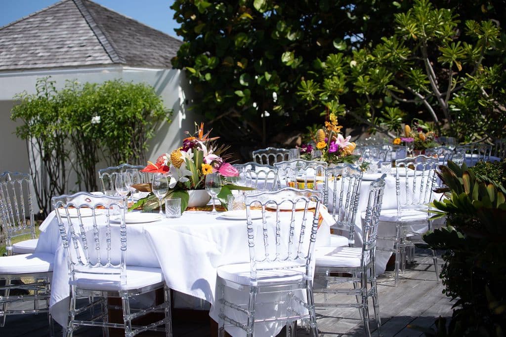 Réception privée fleurie dans le jardin d’une villa