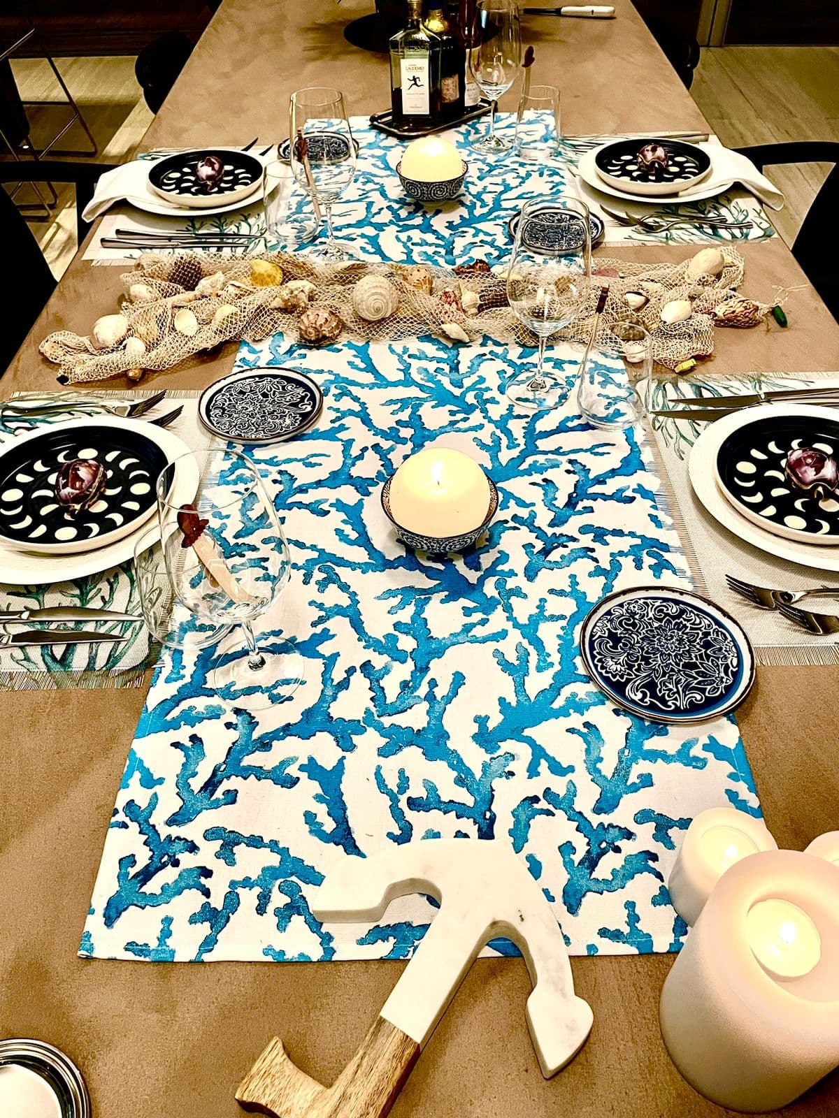 Table de dîner privé aux accents tropicaux