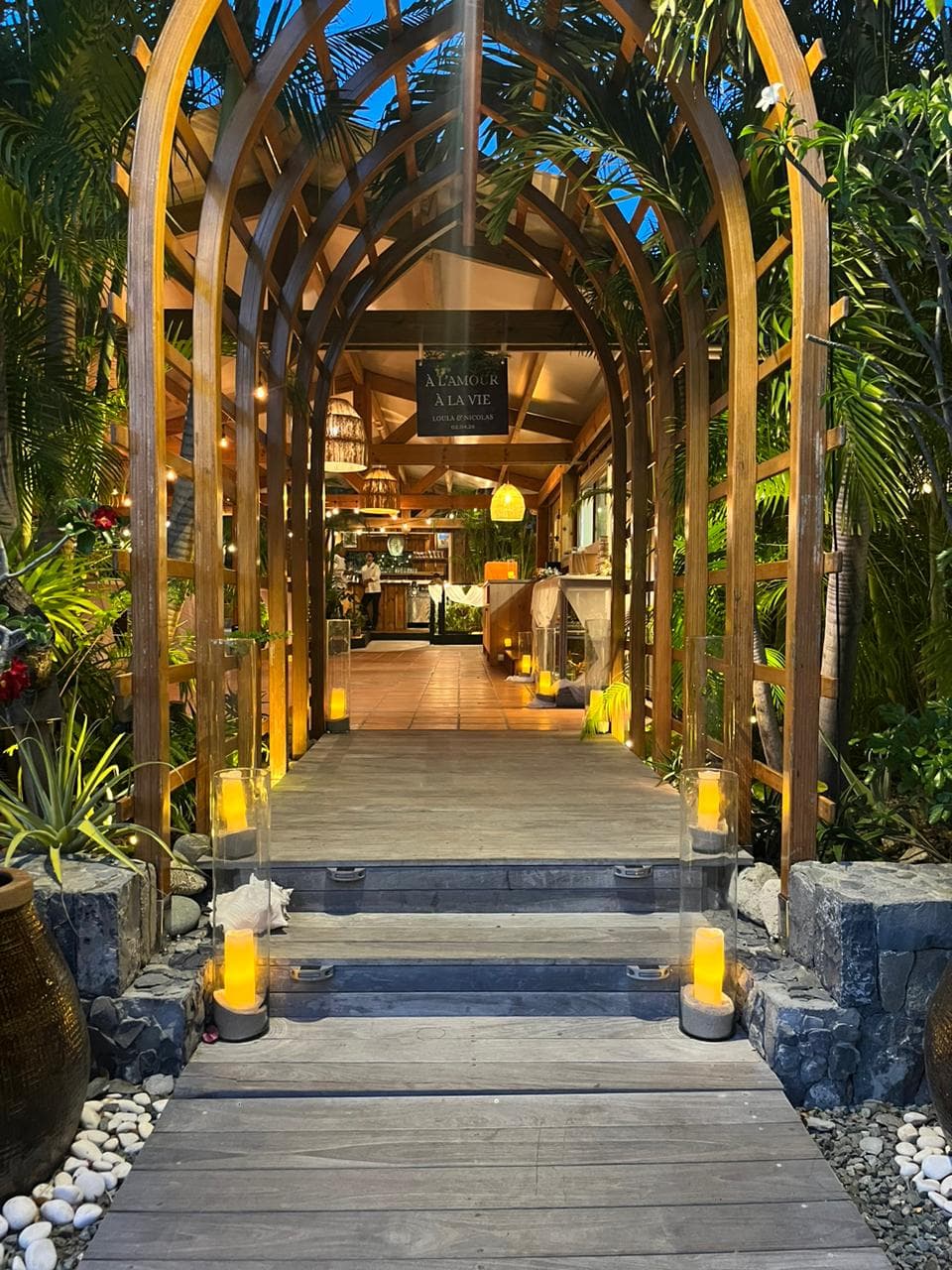 Allée de villa éclairée pour une arrivée en soirée