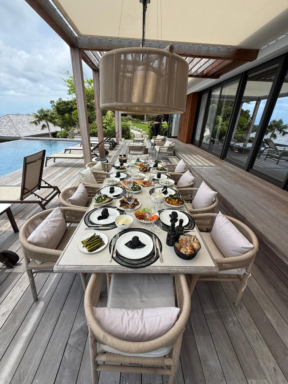 Table dressée sur une terrasse de villa